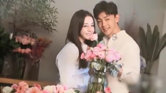 俩卖草莓摊主疑因价格起冲突,当街拿盆互相泼草莓,路人在旁狂捡:怪可惜的